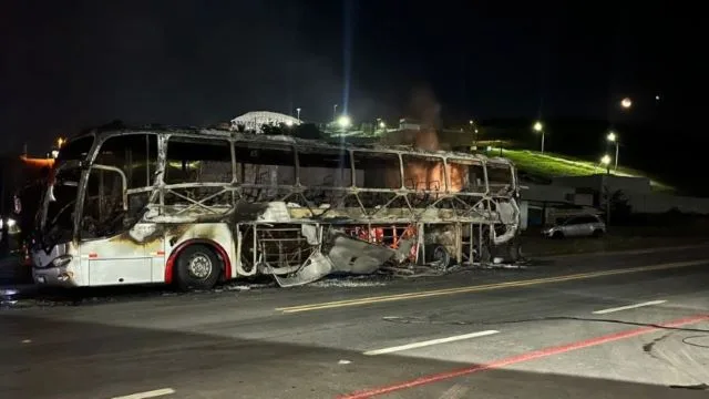 Ônibus que transportava 46 universitários pega fogo em Jequié