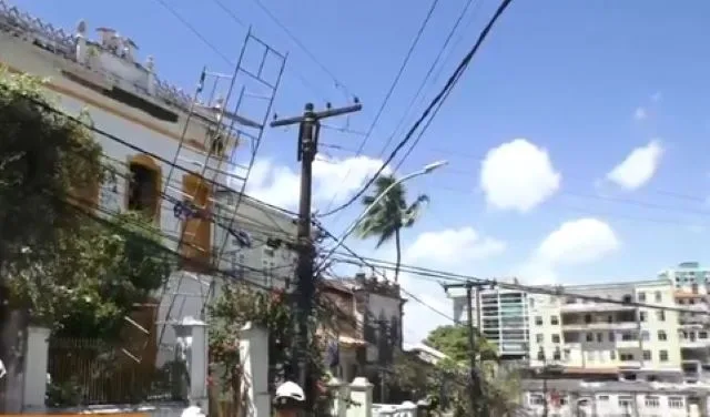 Homem morre eletrocutado em acidente durante pintura de fachada em Salvador