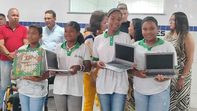 Escola Municipal Faustino Dias Lima, localizada no conjunto Feira VII (12)