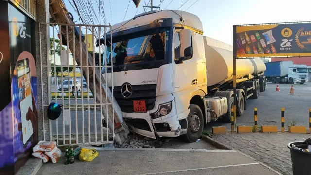 Acidente com carreta em Feira de Santana