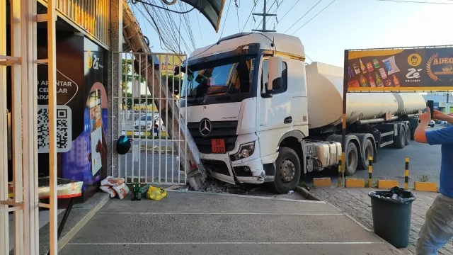 Acidente com carreta em Feira de Santana