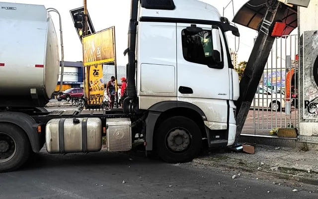 Acidente com carreta em Feira de Santana