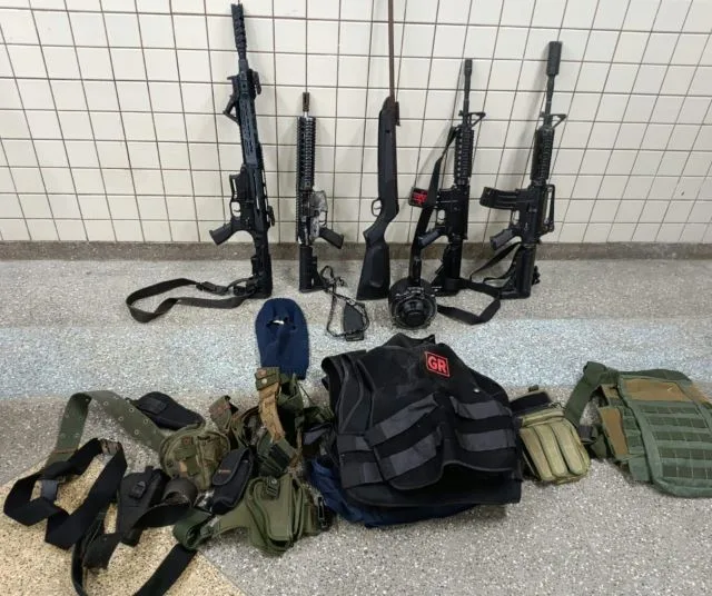 Fuzil, espingarda, armas de fogo falsas e materiais utilizados para o cometimento de crimes foram apreendidos por policiais da 81ª CIPM.