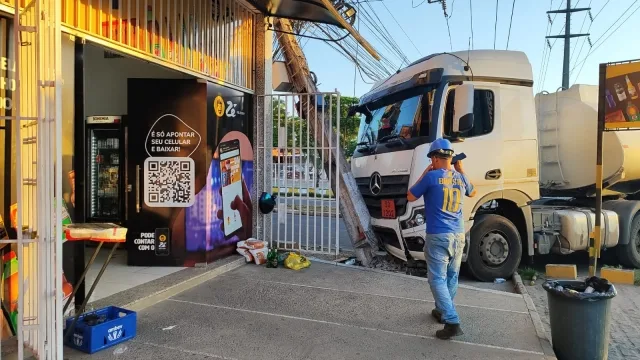 Acidente com carreta em Feira de Santana