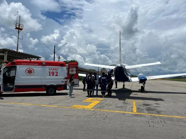 Governo da Bahia faz transferência aérea de criança sobrevivente de acidente na BR-116 para hospital em Vitória da Conquista