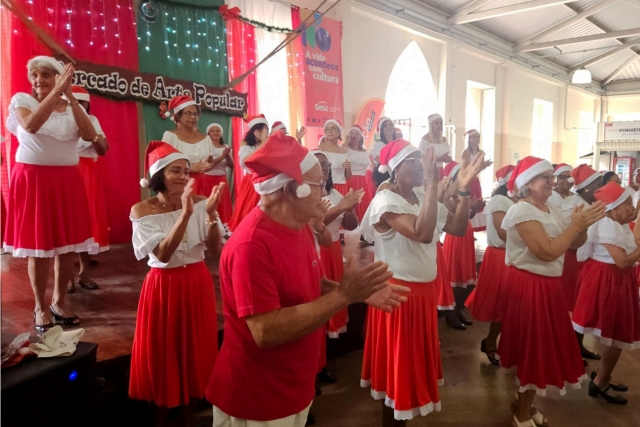 Idosas do Centro Dona Zazinha se apresentam no Mercado de Arte