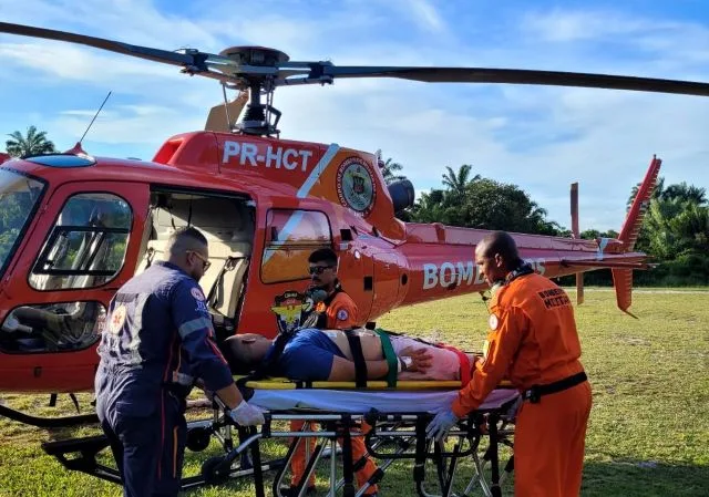 Helicóptero dos bombeiros transportam homem vítima de infarto