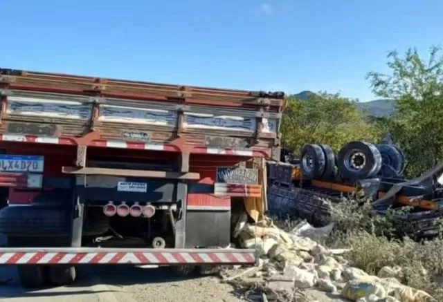 Dois homens morreram após um engavetamento entre três caminhões, na BR-407