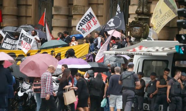 05/12/2024 -ato contra violência policial, concentração em frente ao teatro municipal de são paulo, praça Ramos de Azevedo