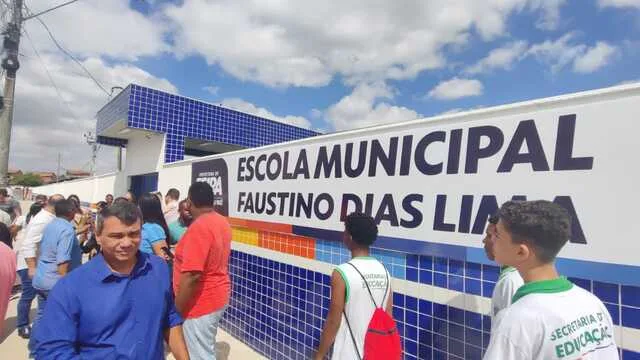 Escola Municipal Faustino Dias Lima, localizada no conjunto Feira VII (5)