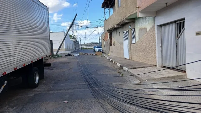 Poste prestes a cair na Baraúnas