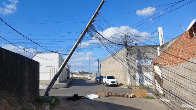 Poste prestes a cair na Baraúnas