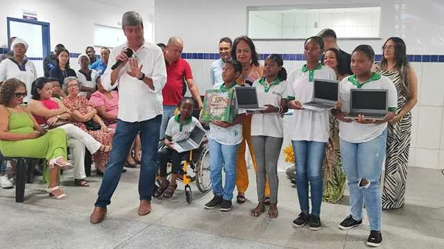 Escola Municipal Faustino Dias Lima, localizada no conjunto Feira VII (10)