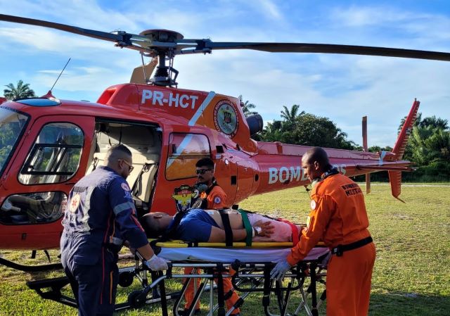 Helicóptero dos bombeiros transportam homem vítima de infarto