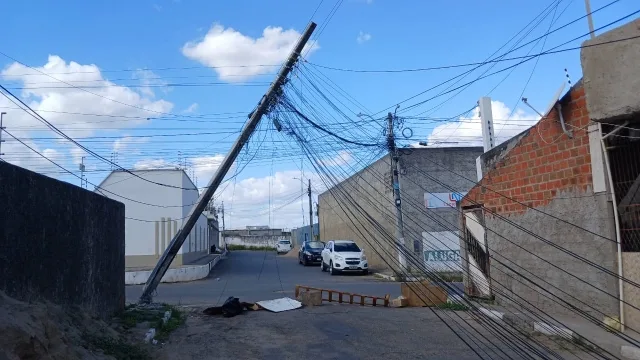 Poste prestes a cair na Baraúnas