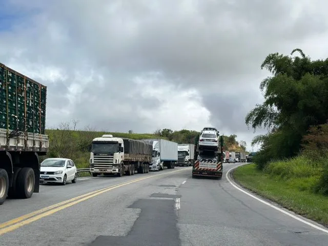 Acidentes na BR-116 causam congestionamento entre Irajuba e Brejões