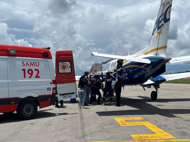 Governo da Bahia faz transferência aérea de criança sobrevivente de acidente na BR-116 para hospital em Vitória da Conquista