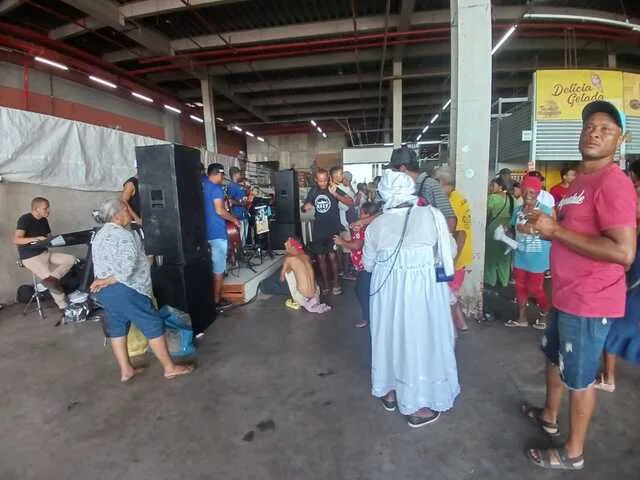 Caruru para 2 mil pessoas e muito samba marcam os festejos a Santa Bárbara em Feira de Santana (9)