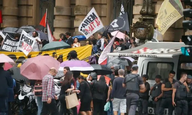 05/12/2024 -ato contra violência policial, concentração em frente ao teatro municipal de são paulo, praça Ramos de Azevedo