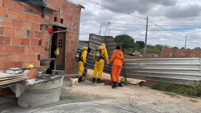 Corpo de idoso é encontrado em estado de decomposição no quintal de casa