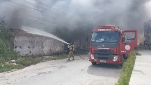 s6AOoEaw-incendio-na-Lagoa-Grande-ft-ed-santos-acorda-cidade1 Depósito de sucatas pega fogo no bairro Lagoa Grande em Feira de Santana - Acorda Cidade