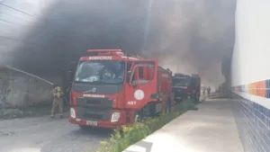 srW75bWM-incendio-na-Lagoa-Grande-ft-ed-santos-acorda-cidade2 Depósito de sucatas pega fogo no bairro Lagoa Grande em Feira de Santana - Acorda Cidade