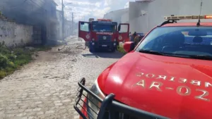 bdFfqx1q-incendio-na-Lagoa-Grande-ft-ed-santos-acorda-cidade3 Depósito de sucatas pega fogo no bairro Lagoa Grande em Feira de Santana - Acorda Cidade