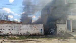 370zelaa-incendio-na-Lagoa-Grande-ft-ed-santos-acorda-cidade4 Depósito de sucatas pega fogo no bairro Lagoa Grande em Feira de Santana - Acorda Cidade