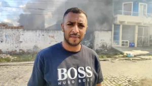 qHoumVuL-incendio-na-Lagoa-Grande-ft-ed-santos-acorda-cidade5 Depósito de sucatas pega fogo no bairro Lagoa Grande em Feira de Santana - Acorda Cidade