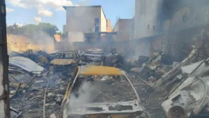 OfuEYmPq-incendio-na-Lagoa-Grande-ft-ed-santos-acorda-cidade8 Depósito de sucatas pega fogo no bairro Lagoa Grande em Feira de Santana - Acorda Cidade