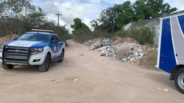 corpo é encontrado mãos amarradas estrada de chão