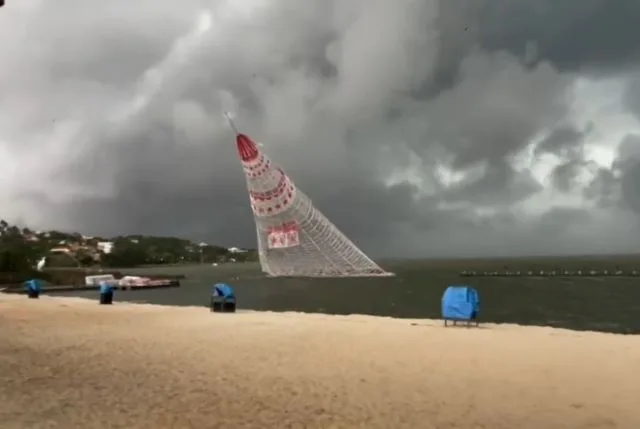 Queda de árvore de Natal flutuante deixa um morto e dois feridos em cidade do RJ