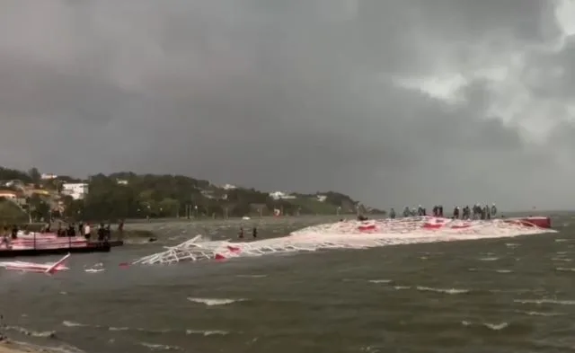 Queda de árvore de Natal flutuante deixa um morto e dois feridos em cidade do RJ