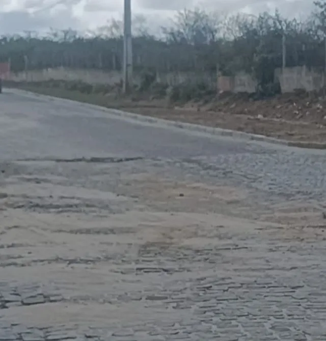 Vários buracos em rua