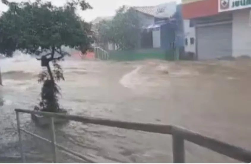 Fortes chuvas causam estragos e deixam moradores desalojados em Itambé