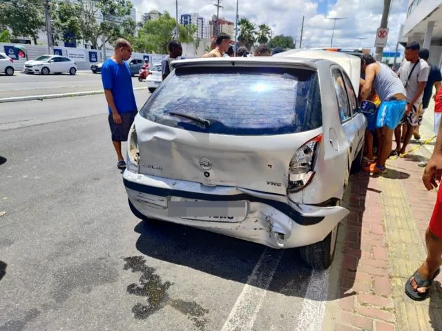 engavetamento avenida João Durval