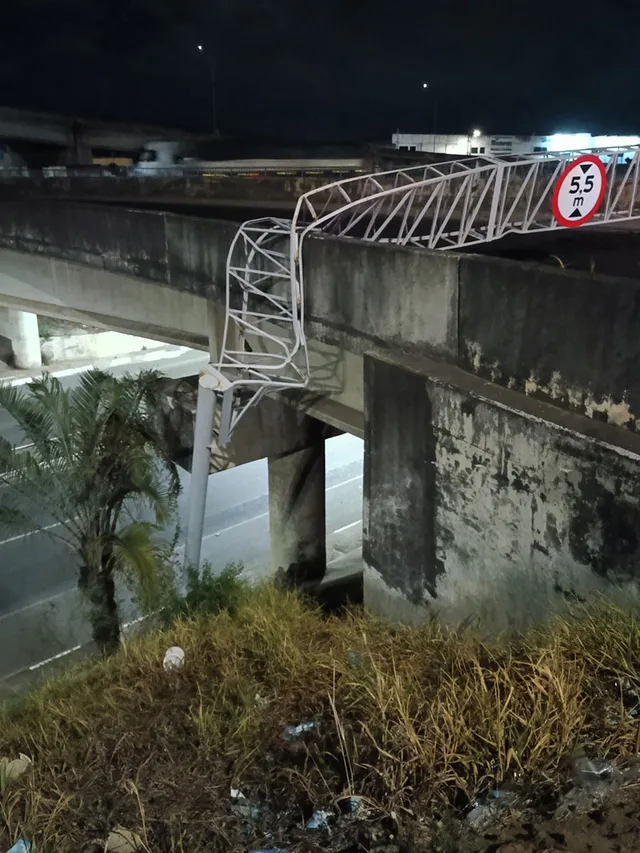 Caminhao Derruba Portico do Viaduto Miraldo Gomes-fotos Divulgacao SMT (1) - Copia