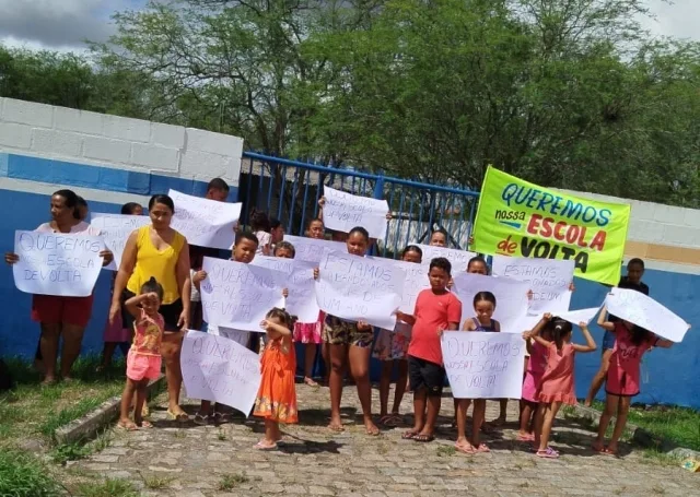 Manifestação por reforma em escola de Tiquaruçu