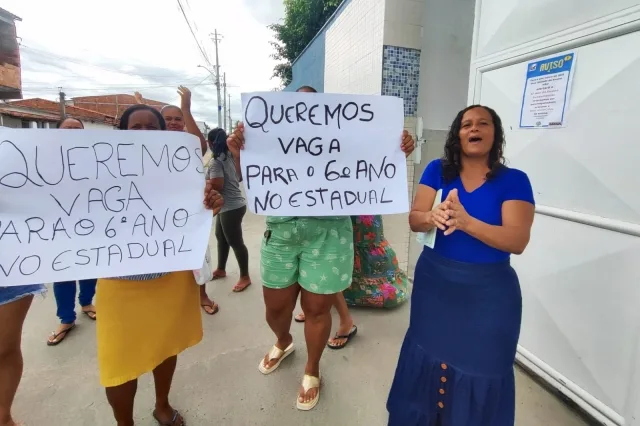 Pais realizam manifestação para reivindicar vagas para o 6º ano em colégio na rede estadual