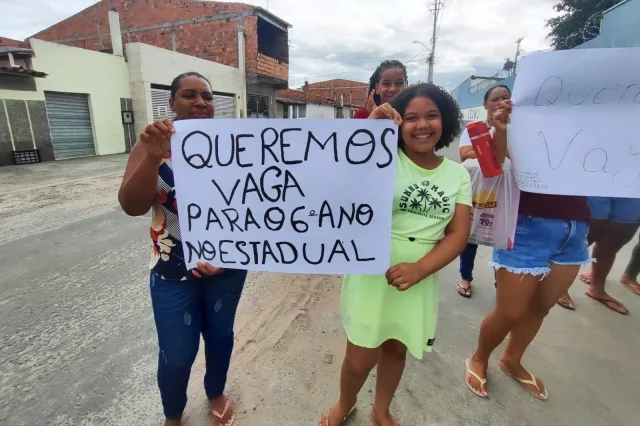 Pais realizam manifestação para reivindicar vagas para o 6º ano em colégio na rede estadual