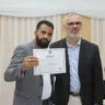 Zé Valmir segurando o diploma de vereador