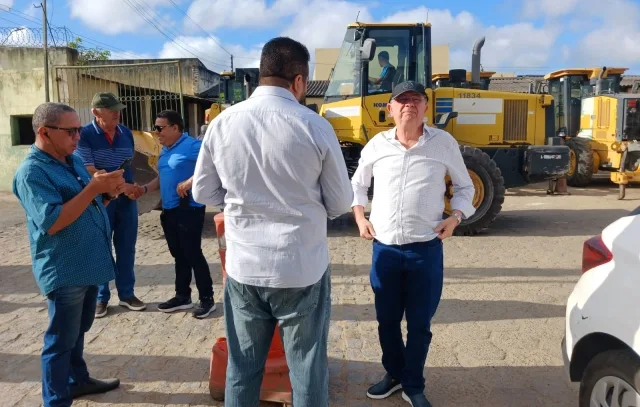 José Ronaldo visita garagem da Soma