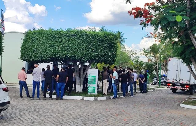 Sepultamento de Vinicius Moreira, ciclista morto após ser baleado na Av. Nóide Cerqueira em feira de Santana 