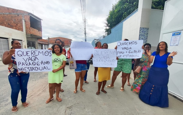 Pais realizam manifestação para reivindicar vagas para o 6º ano em colégio na rede estadual