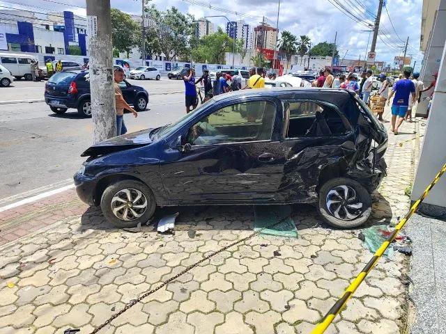 engavetamento avenida João Durval