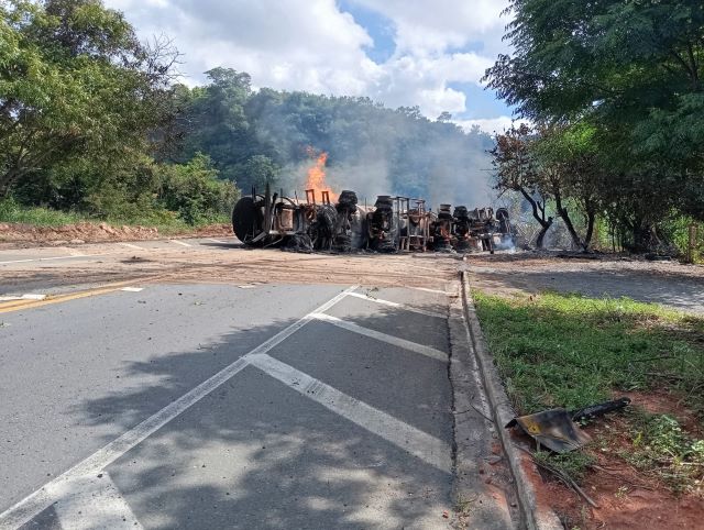 Jovem de Jequié morre carbonizado vítima de acidente seguido de incêndio na BR-251