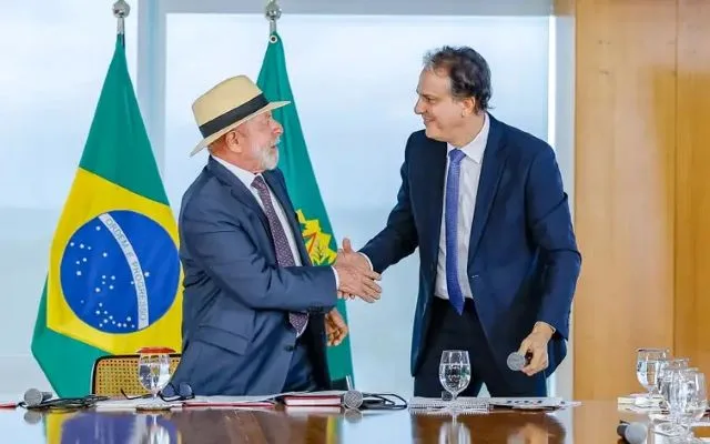 Presidente Lula apertando a mão de Camillo Santana, ministro da educação