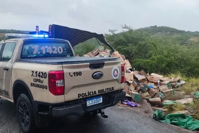 caminhão tombado cigarros contrabandeados