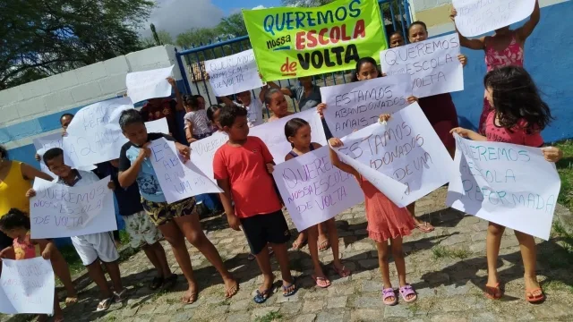 Manifestação por reforma em escola de Tiquaruçu