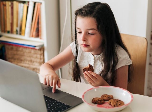 criança comendo biscoitos